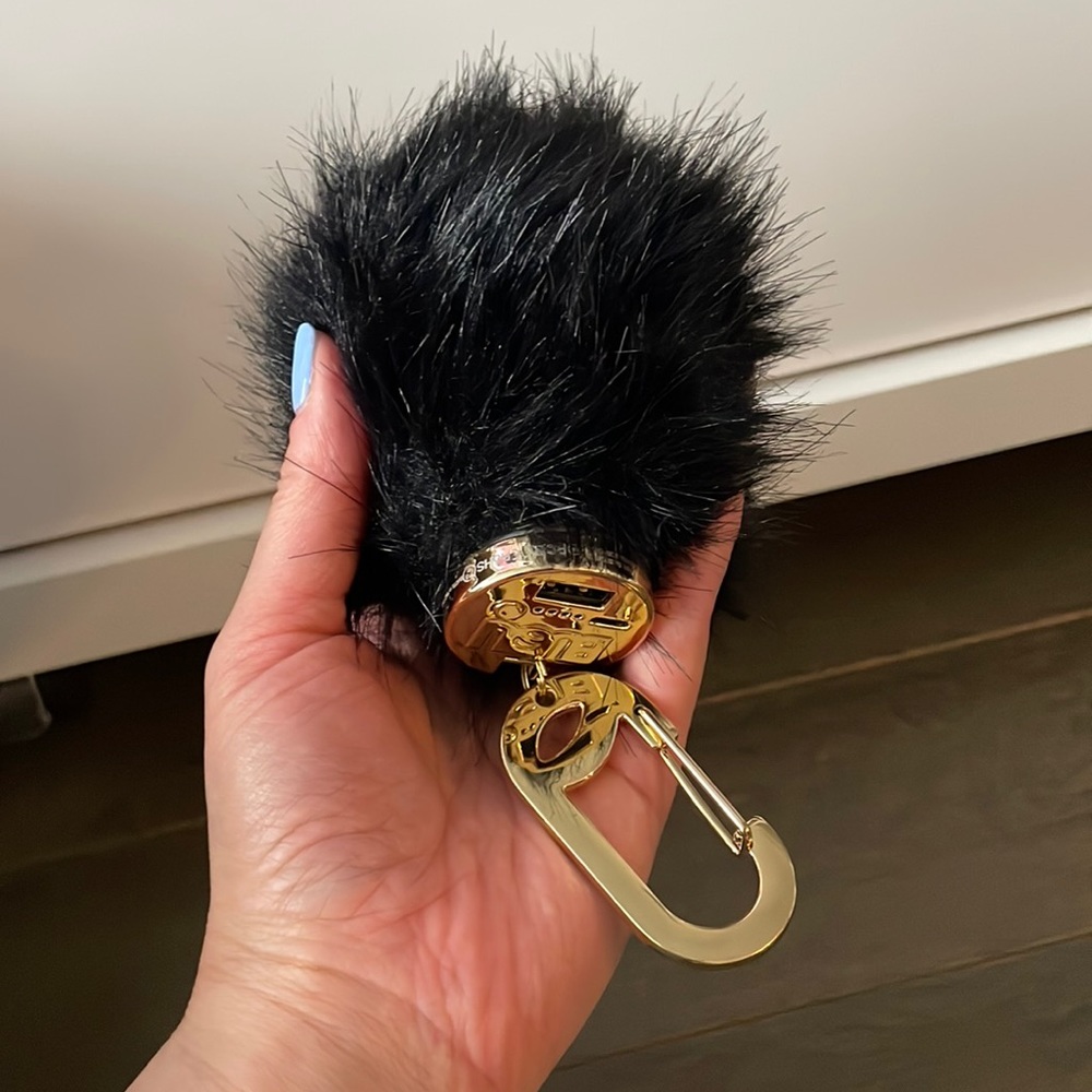 Busy USB charging POMPON keychain